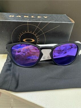 Oakley Latch matte black prism violet